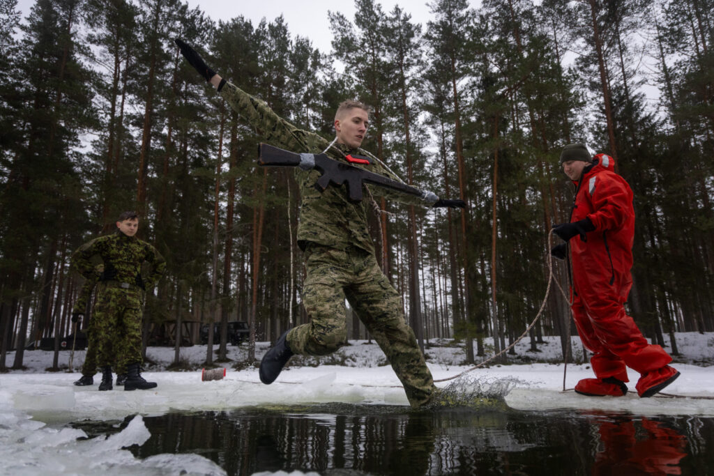 Kaitseväe Akadeemia ja liitlasriikide sõjakoolide õppurid harjutasid talvist sõjapidamist