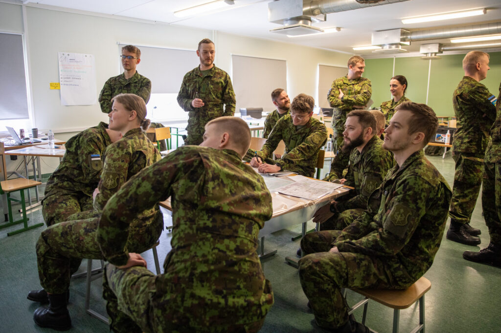 Kaitseväe Akadeemias harjutatakse taktikaliste tegevuste planeerimist ja läbiviimist rühma kuni brigaadi tasemel