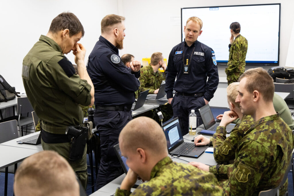 Kaitseväe Akadeemia ja Sisekaitseakadeemia harjutavad koostööd kriisi olukorras