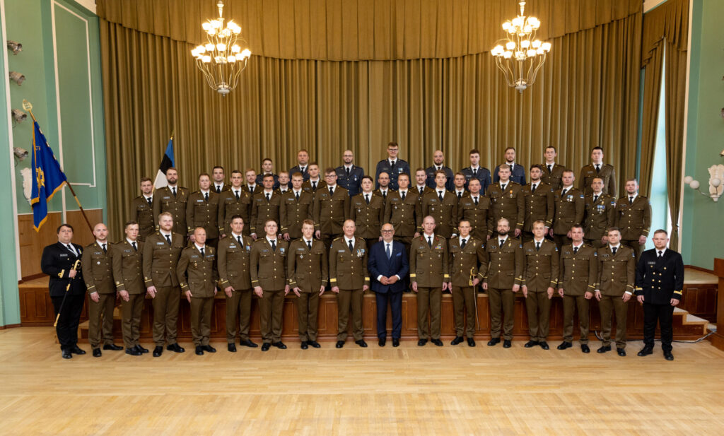 President Alar Karis andis Kaitseväe Akadeemia lõpetajaile üle auastmetunnused