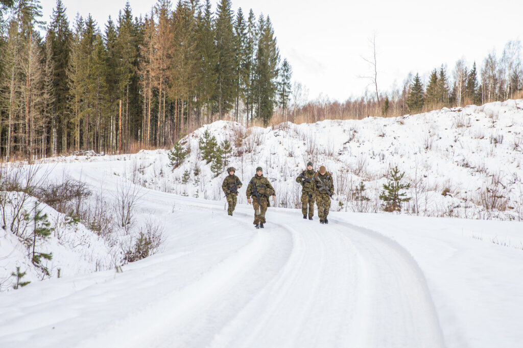 Traditsiooniline veeblirännak pani Kaitseväe Akadeemia õppurid proovile ligi 70-kilomeetrise jalgsirännakuga