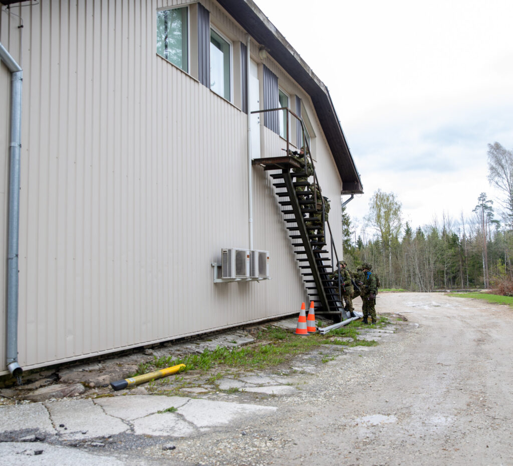 Kaitseväe Akadeemia kadetid harjutavad õppusel Kõue Turm jalaväekompanii koosseisus lahingutegevust