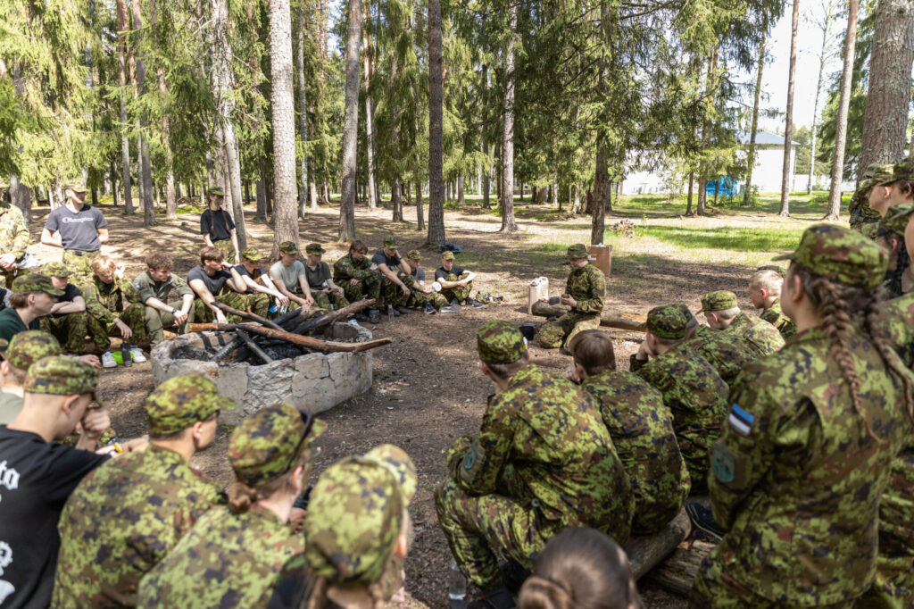 Riigikaitseõpetuse õpilased lihvisid oskusi Kaitseväe Akadeemia kadettide juhendamisel