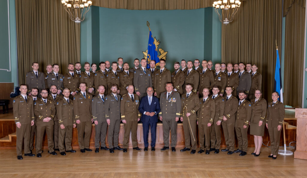 President Alar Karis andis Kaitseväe Akadeemia lõpetajatele üle auastmetunnused